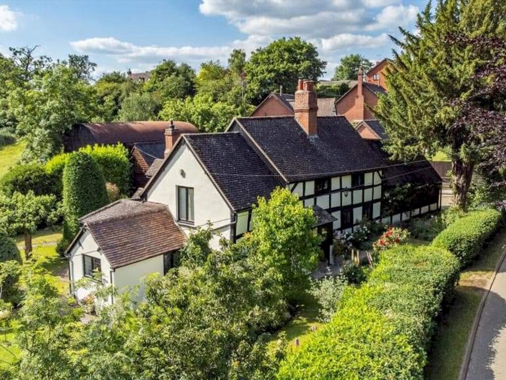 Victorian elegance by the River Severn & parking